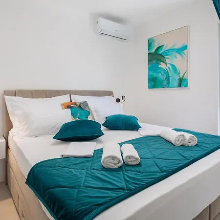 Luxury Edvina With Private Parking Apartment