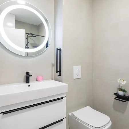 Luxury Edvina With Private Parking Apartamento *